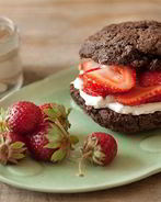 Шоколадные коржики с кремом и клубникой