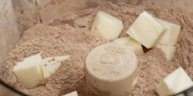 Рецепт шоколадные коржики с кремом и клубникой