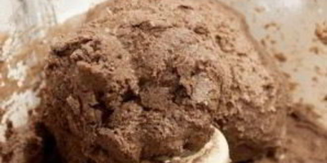 Рецепт шоколадные коржики с кремом и клубникой