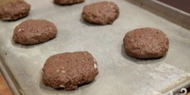 Рецепт шоколадные коржики с кремом и клубникой