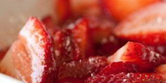 Рецепт шоколадные коржики с кремом и клубникой