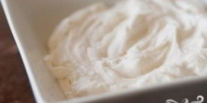 Рецепт шоколадные коржики с кремом и клубникой