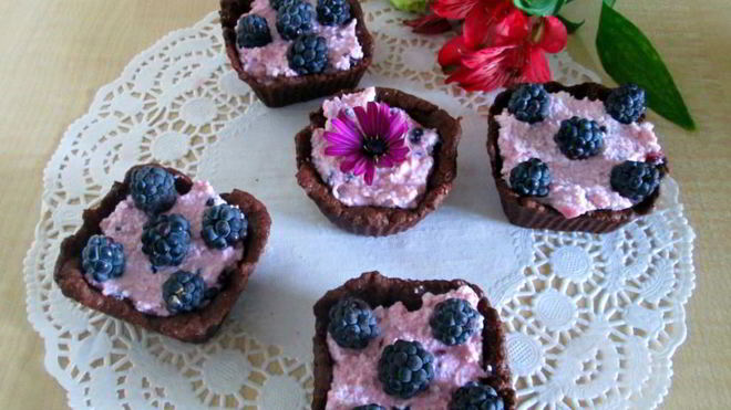 Рецепт Шоколадные корзиночки с творожным кремом для легкого завтрака