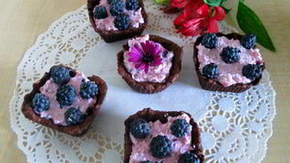 Рецепт Шоколадные корзиночки с творожным кремом для легкого завтрака