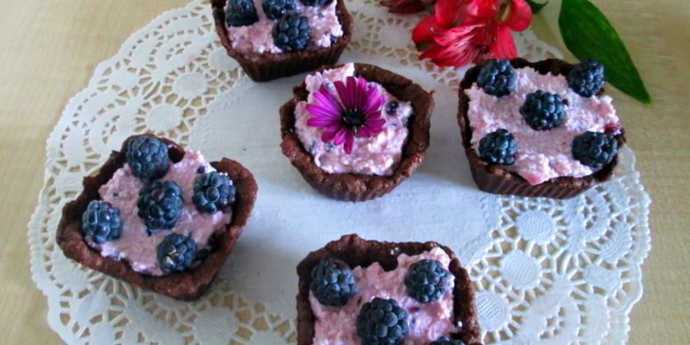 Как приготовить шоколадные корзиночки с творожным кремом для легкого завтрака