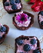 Шоколадные корзиночки с творожным кремом для легкого завтрака