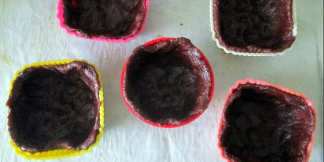 Рецепт шоколадные корзиночки с творожным кремом для легкого завтрака