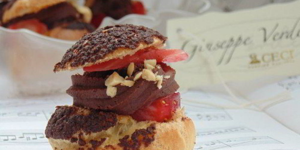 Как приготовить шу с кракелином, шоколадным кремом и клубникой