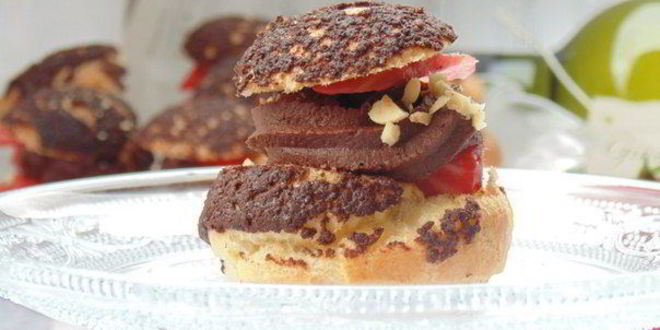 Рецепт шу с кракелином, шоколадным кремом и клубникой