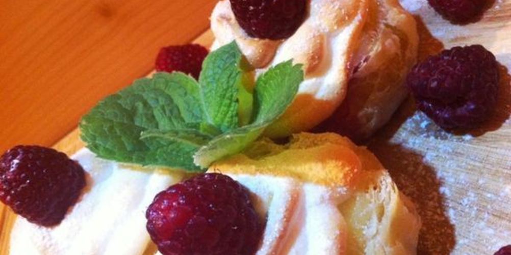 Как приготовить слоеные корзиночки с кремом и малиной