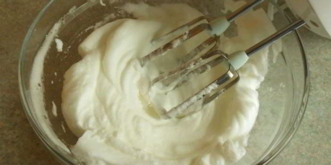 Рецепт слоеные трубочки с посыпкой и белковым кремом