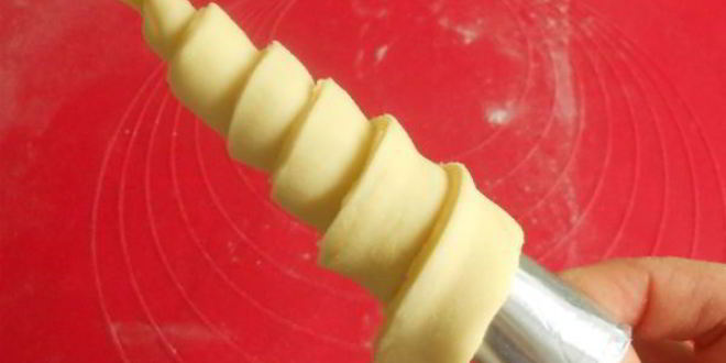 Рецепт слоеные трубочки с посыпкой и белковым кремом