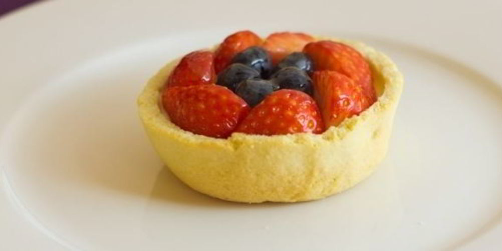 Как приготовить ягодные корзиночки с заварным кремом