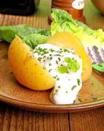 Запеченный картофель с кремом чили