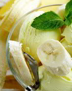 Банановое мороженое с сахарной пудрой