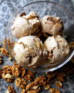 Банановое мороженое с шоколадом и грецкими орехами