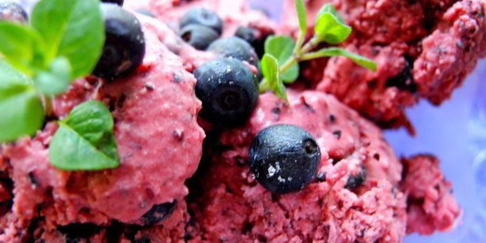 Как приготовить черничное мороженое из сметаны