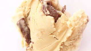 Рецепт Карамельное мороженое с кусочками Snickers
