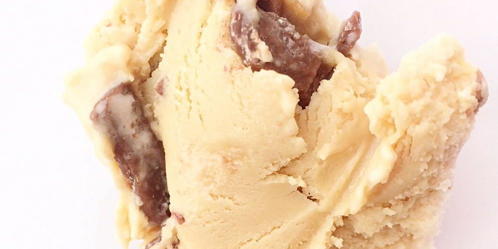 Как приготовить карамельное мороженое с кусочками snickers