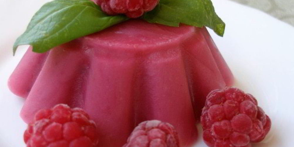 Как приготовить малиновое мороженое с базиликом