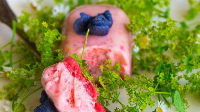 Рецепт Многослойное мороженое Клубника, ревень, шоколад