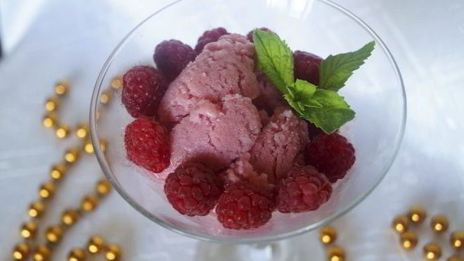 Рецепт Молочно-малиновое мороженое