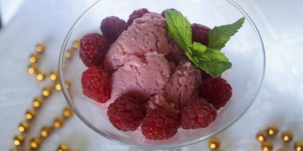 Как приготовить молочно-малиновое мороженое