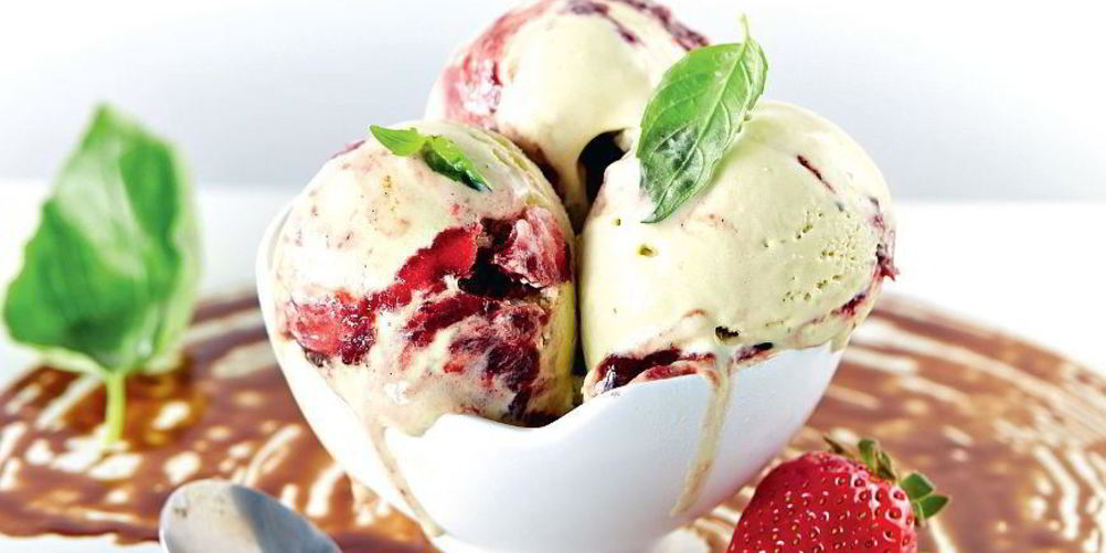 Как приготовить мороженое из базилика с клубнично-бальзамиковым соусом