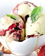 Мороженое из базилика с клубнично-бальзамиковым соусом