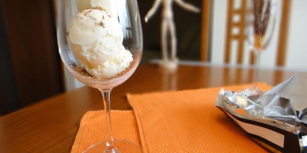 Рецепт мороженое из базилика с клубнично-бальзамиковым соусом