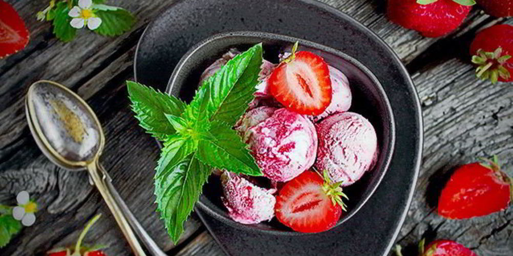 Как приготовить мороженое из запеченной клубники