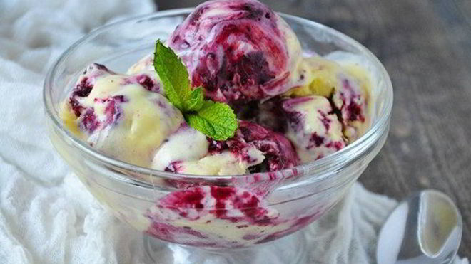 Рецепт Мороженое на сливках с черной смородиной