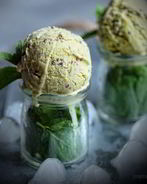 Мятное мороженое с темным шоколадом