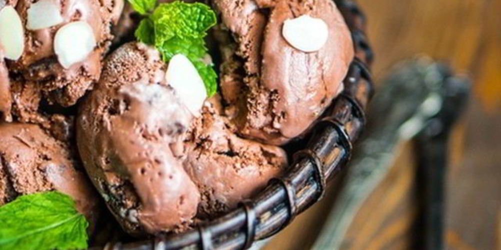 Как приготовить шоколадно-миндальное мороженое