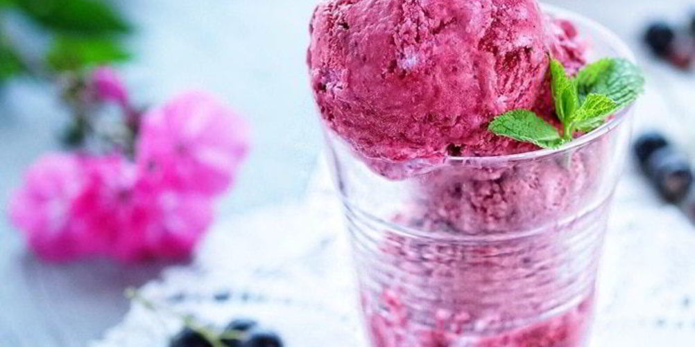 Как приготовить сливочно-черносмородиновое мороженое