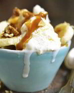 Ванильное мороженое с соусом