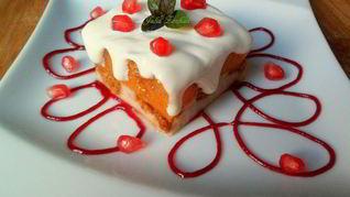 Рецепт Мусс-желе из хурмы, черимойи и амареттини под крем-фрешем