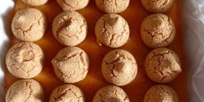 Рецепт мусс-желе из хурмы, черимойи и амареттини под крем-фрешем