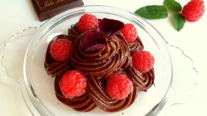 Рецепт Шоколадный крем-мусс из авокадо с малиной, лепестками роз и мятой