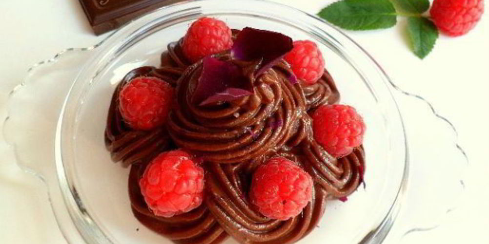 Как приготовить шоколадный крем-мусс из авокадо с малиной, лепестками роз и мятой