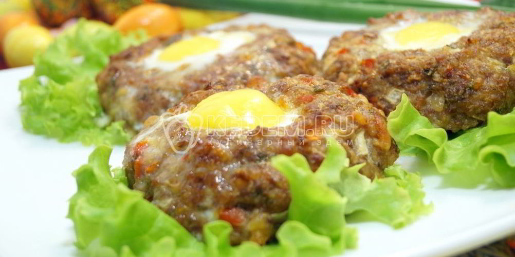 Как приготовить пасхальные мясные колечки с яйцом