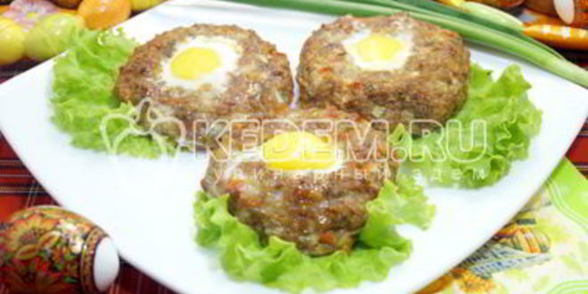 Рецепт пасхальные мясные колечки с яйцом