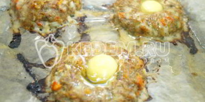 Рецепт пасхальные мясные колечки с яйцом