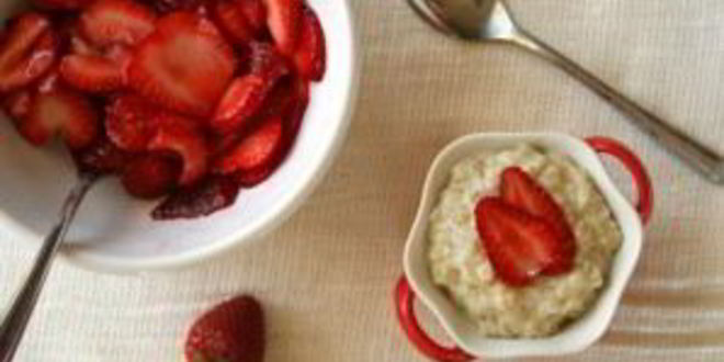 Рецепт пудинг из коричневого риса с клубникой