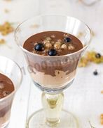 Шоколадный пудинг с белой смородиной