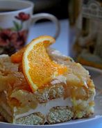 Сливочный десерт с фруктами