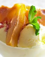 Сливовый крамбл с мороженым