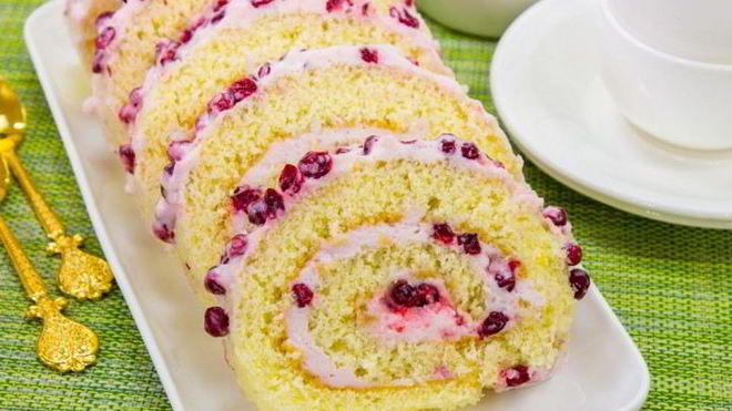 Рецепт Бисквитный рулет с брусничным суфле