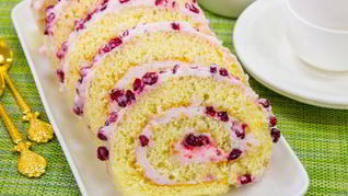 Рецепт Бисквитный рулет с брусничным суфле