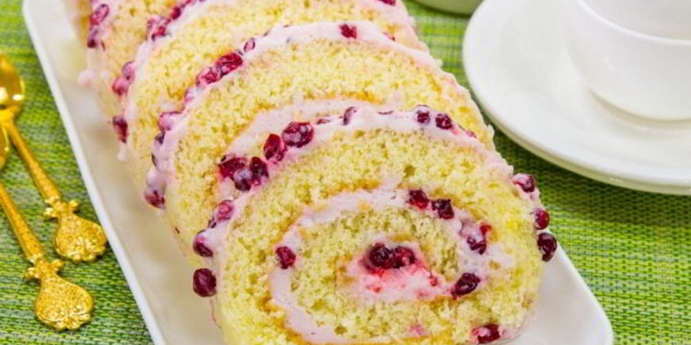 Как приготовить бисквитный рулет с брусничныма суфле